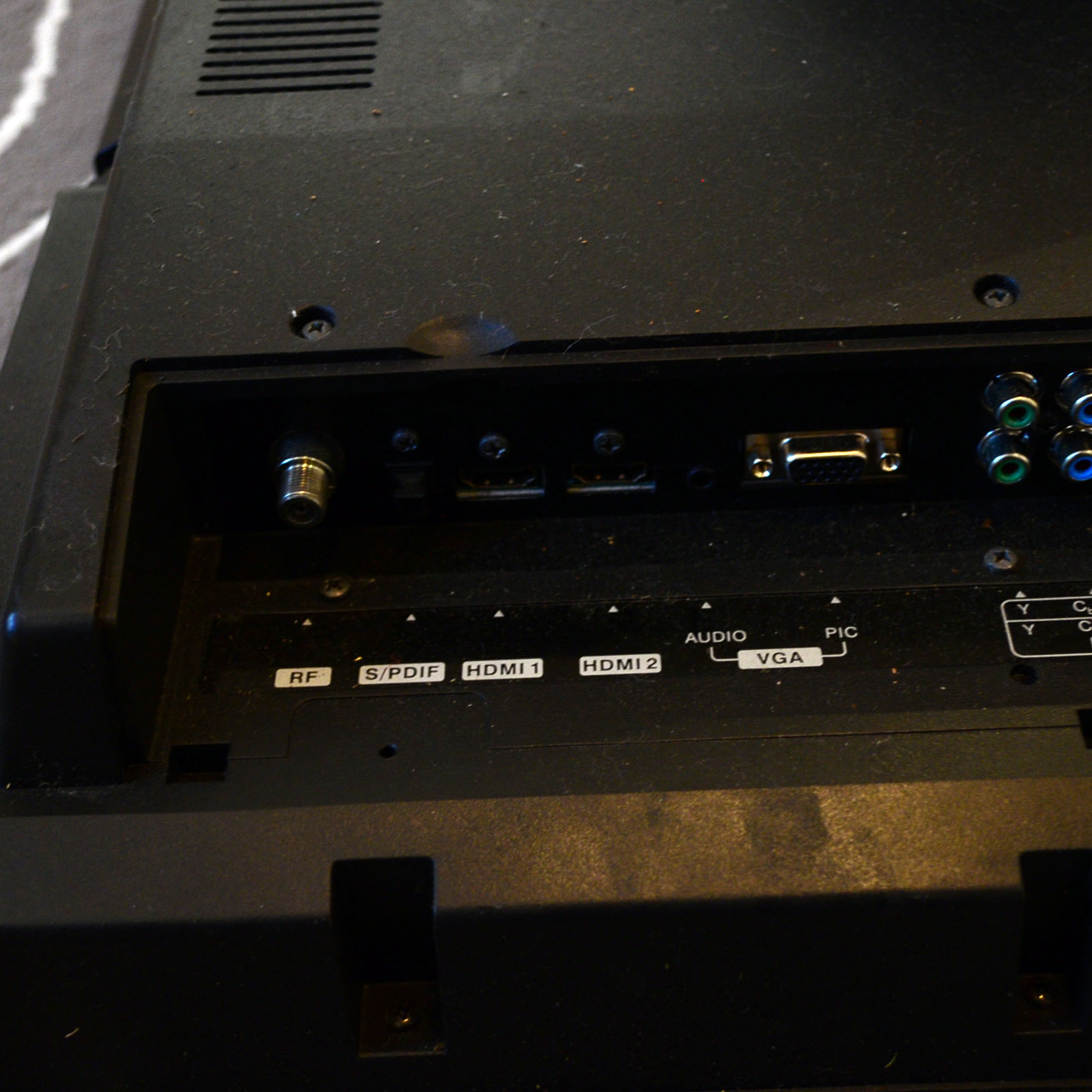 Insignia Flat Screen Television with Swivel Mount EBTH